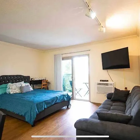 Lovely Apartment With Balcony, By The Venice Beach